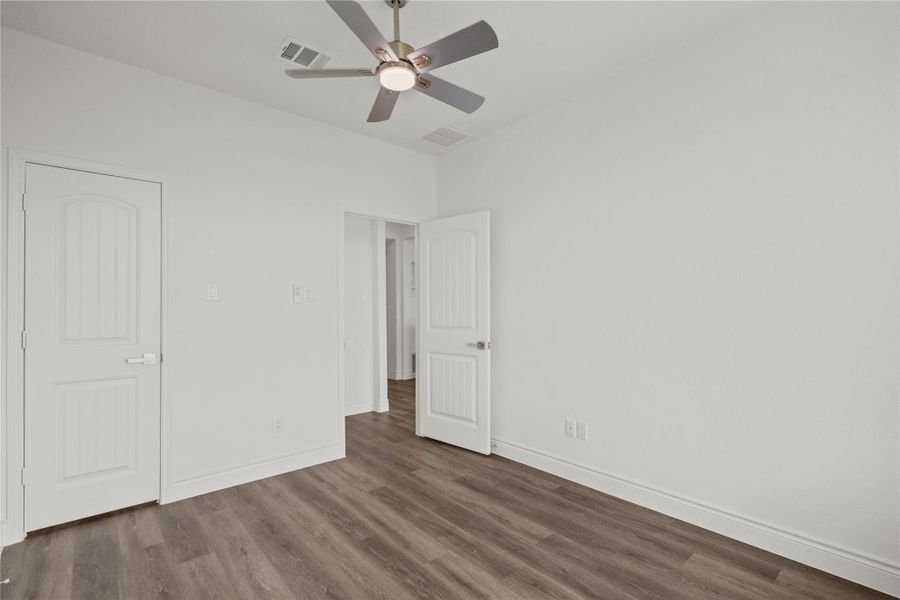 Spacious, unfurnished interior of a new home in , Texas City (Image 28).
