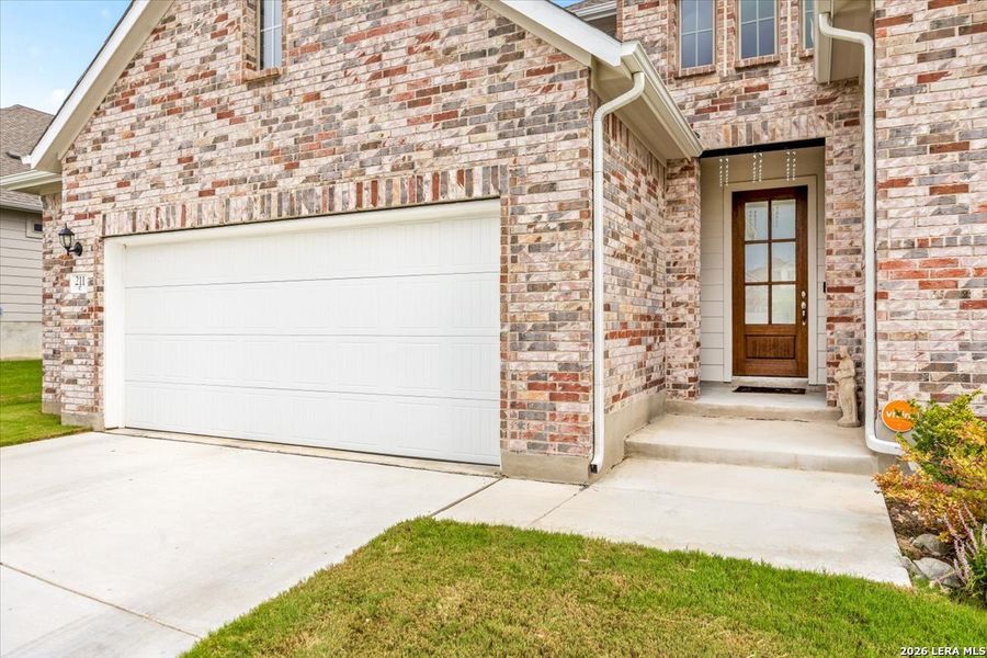 Exterior details and patio area of a home in Foxbrook, Cibolo (Image 3).