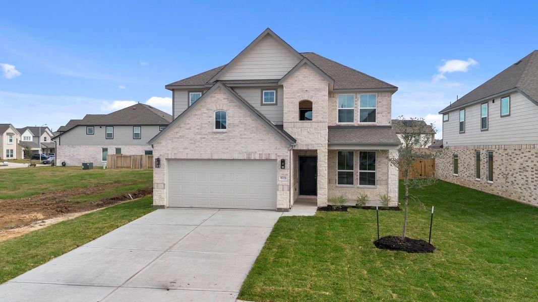 Front exterior of a new home in Huntington Place, Rosharon, TX, highlighting curb appeal (Image 18).