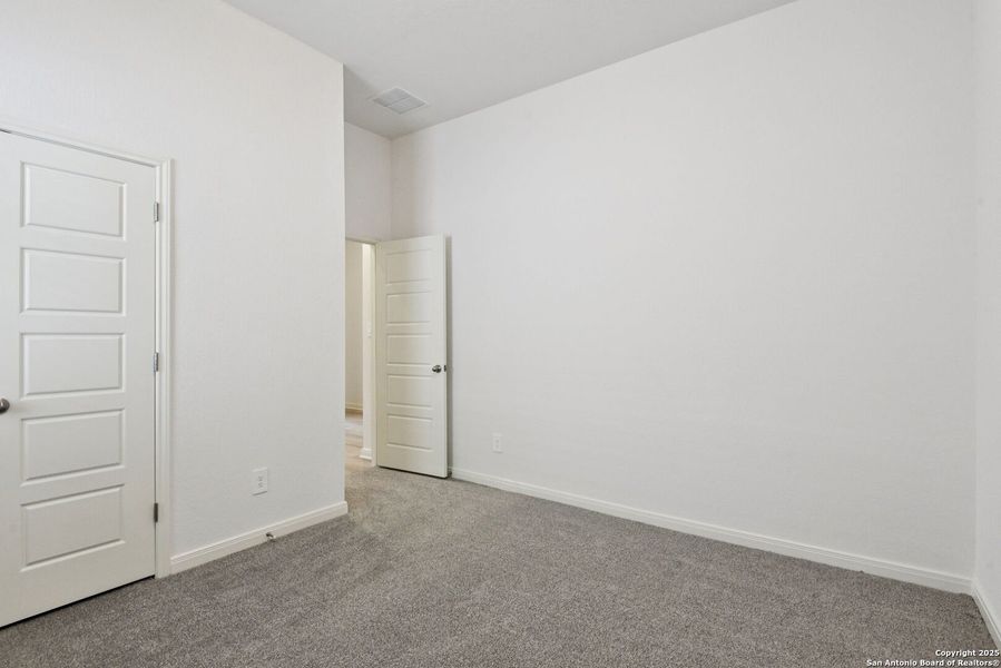 Spacious, unfurnished interior of a new home in Fox Falls, Boerne (Image 17).