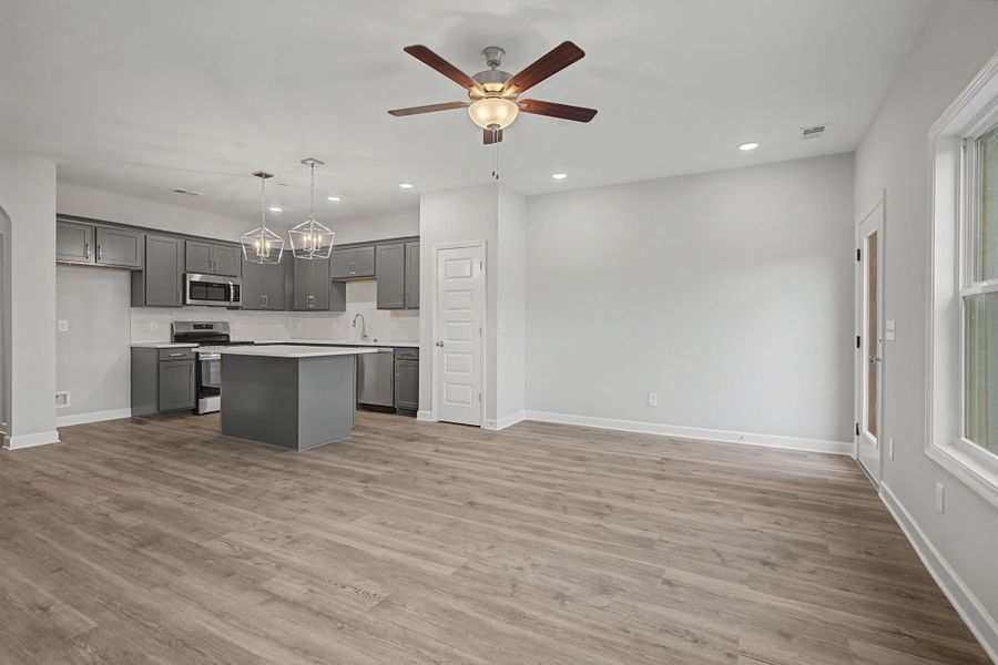 Spacious, unfurnished interior of a new home in Oxford Station, Gallatin (Image 29).