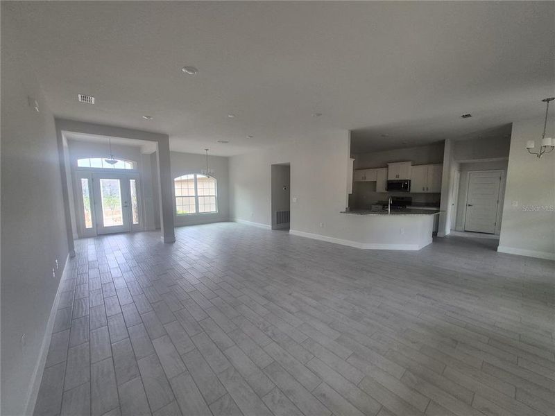 Spacious, unfurnished interior of a new home in Hill Country Estates, Dade City (Image 21).