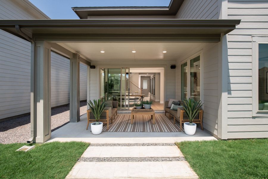 Representative exterior details of a home built from the Laurel by Tri Pointe Homes in The Retreat at Harvest, Argyle (Image 3).