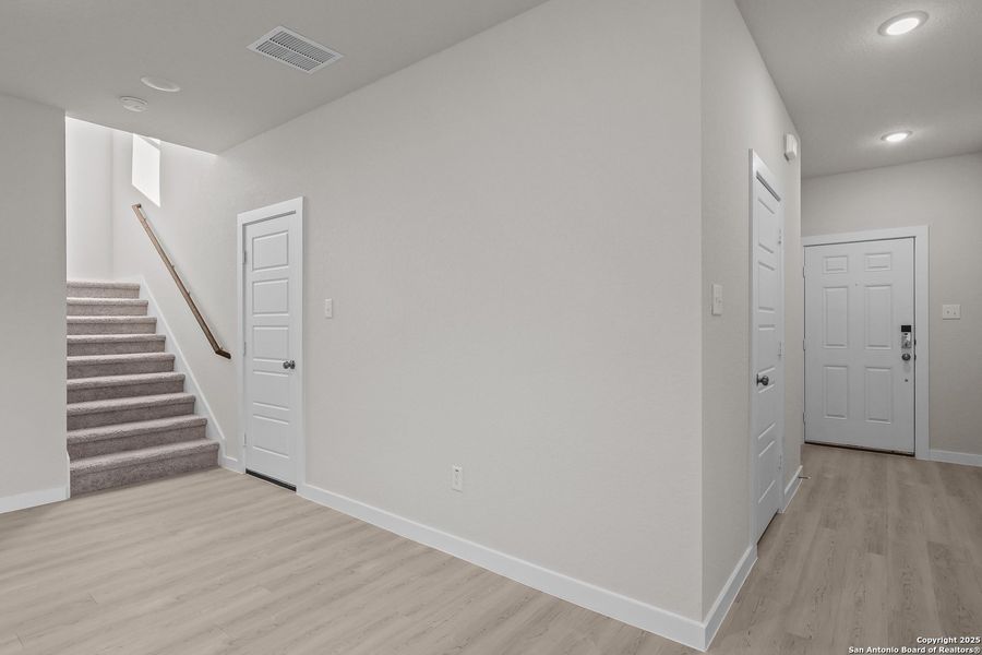 Spacious, unfurnished interior of a new home in Rosemont Hill, San Antonio (Image 7).