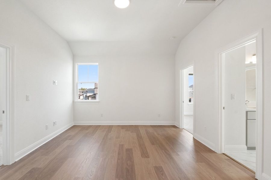 Spacious, unfurnished interior of a new home in Persimmon, Buda (Image 28).