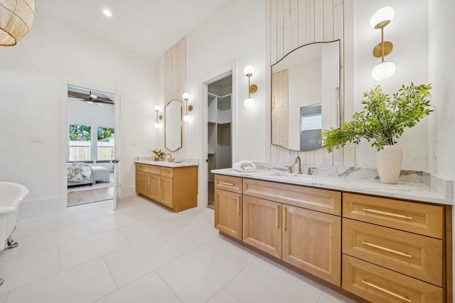 Looking back toward the primary bedroom Looking back toward the primary bedroom