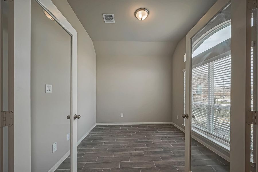 Spacious, unfurnished interior of a new home in Lago Mar, Texas City (Image 28).