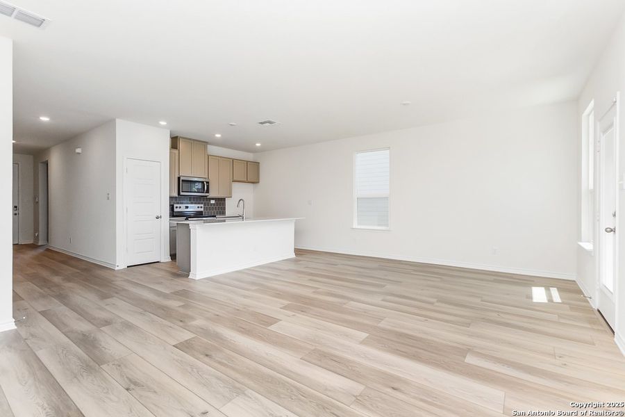 Spacious, unfurnished interior of a new home in Shoreline Park - Classic Collection, Boerne (Image 6). Spacious, unfurnished interior of a new home in Shoreline Park - Classic Collection, Boerne (Image 6).