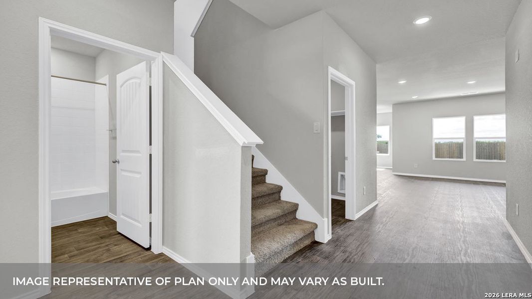 Spacious, unfurnished interior of a new home in Arroyo Ranch, Seguin (Image 25).