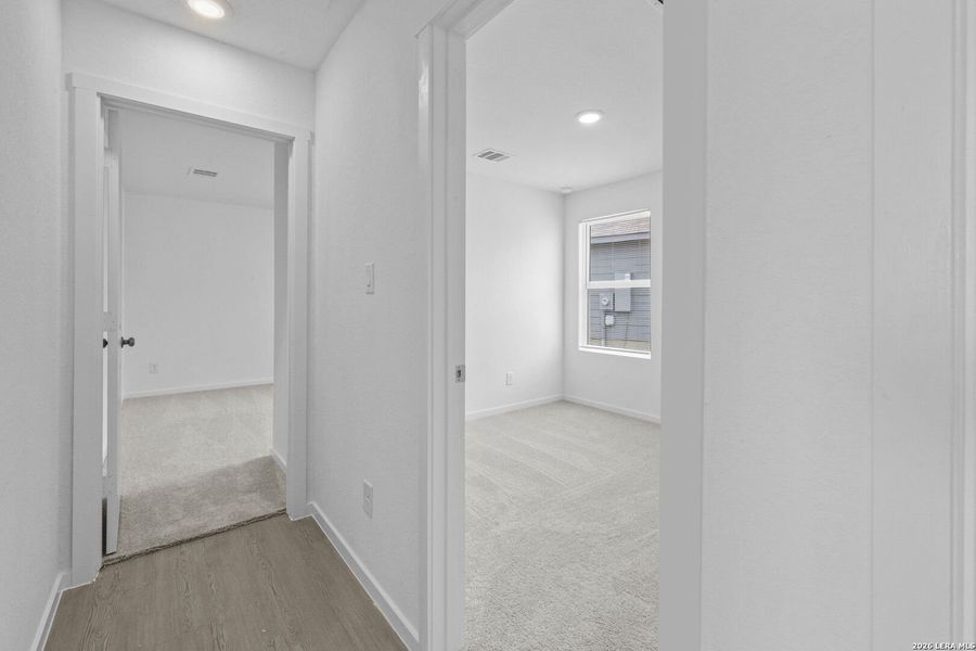 Spacious, unfurnished interior of a new home in Spring Grove, St. Hedwig (Image 11).