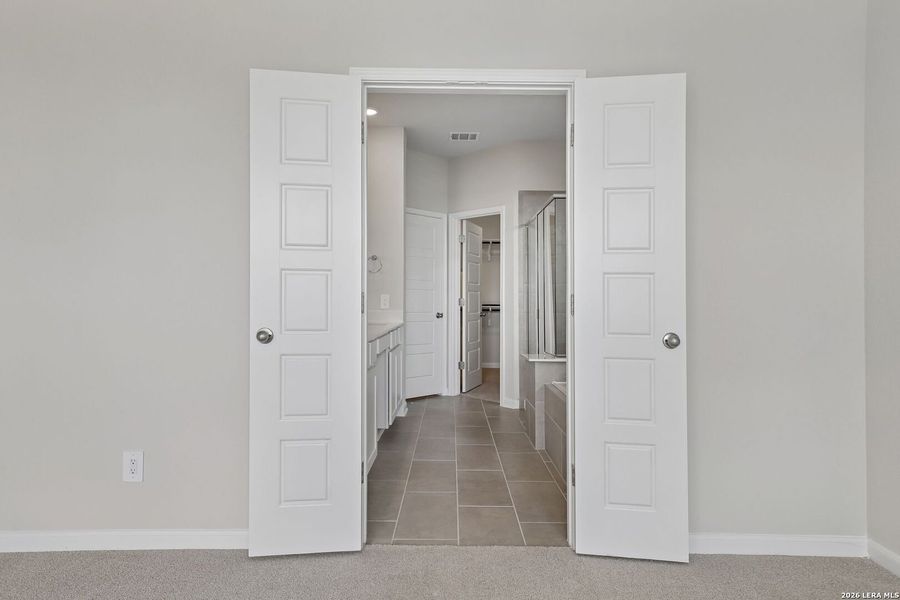 Spacious, unfurnished interior of a new home in Thomas Pond, San Antonio (Image 34).