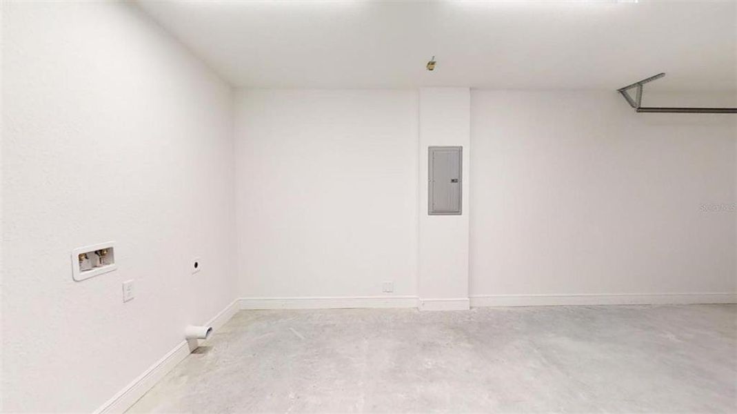 Spacious, unfurnished interior of a new home in , Dunnellon (Image 22).