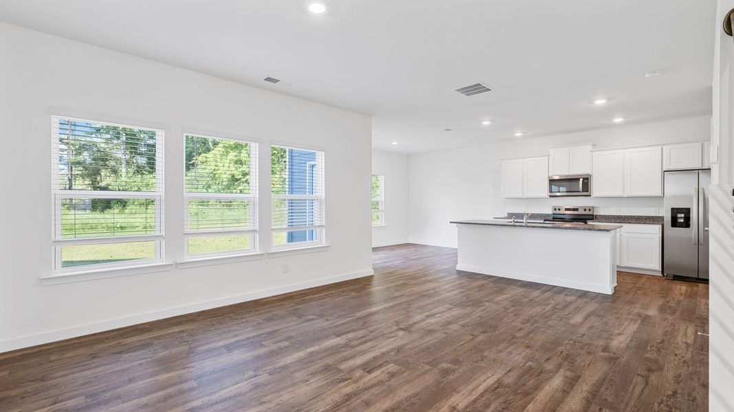 Spacious, unfurnished interior of a new home in Fairview Hills, Cleveland (Image 12).