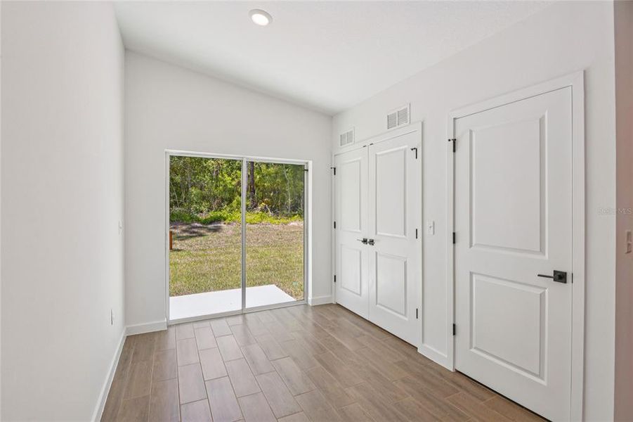 Spacious, unfurnished interior of a new home in Royal Highlands, Weeki Wachee (Image 15).