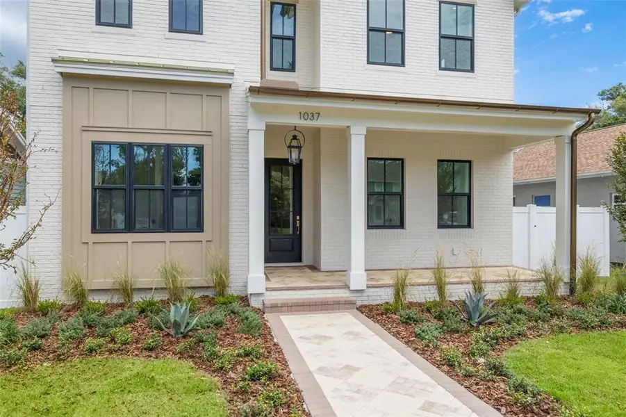 Exterior details and patio area of a home in , St. Petersburg (Image 4).