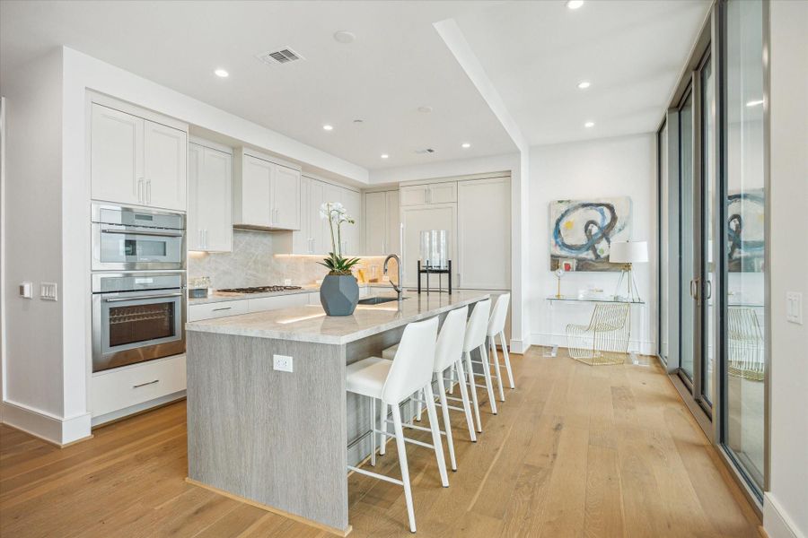 Stunning chef’s kitchen with elegant modern design and custom -built soft-closing cabinetry and drawers. Photos are of a similar unit with the same floor plan Stunning chef’s kitchen with elegant modern design and custom -built soft-closing cabinetry and drawers. Photos are of a similar unit with the same floor plan