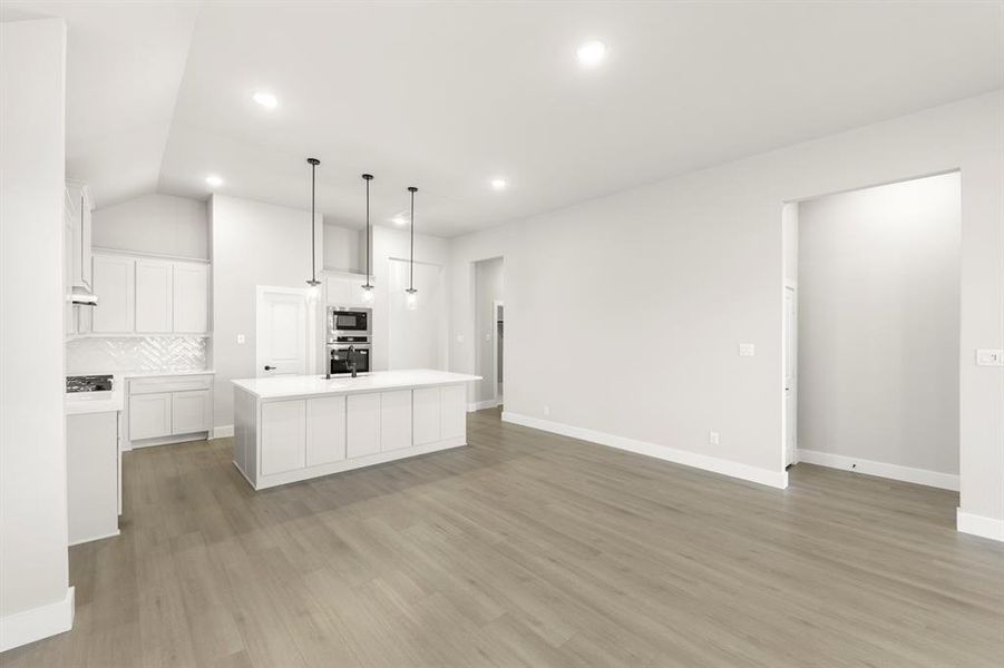 13. 1027 Gracious - Dining (2)