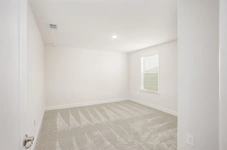 Spacious, unfurnished interior of a new home in Malabar Springs, Palm Bay (Image 54).