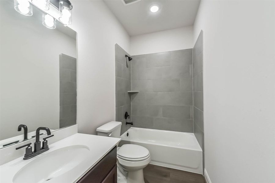 Furnished interior view inside a new home in , Baytown (Image 14).