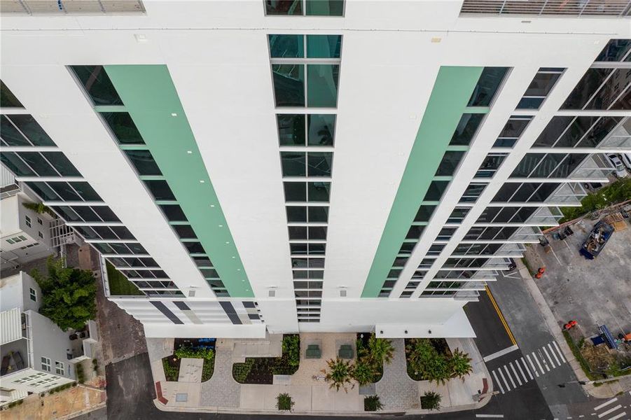 Condo located in St. Petersburg, FL showcasing its design and architecture (Image 38).