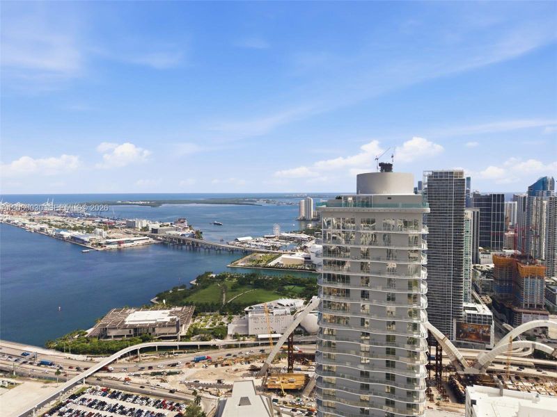 Condo located in Miami, FL showcasing its design and architecture (Image 43).