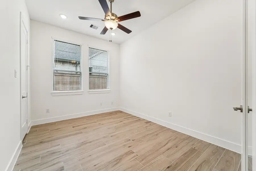 Spacious, unfurnished interior of a new home in Kresston, Montgomery (Image 35).