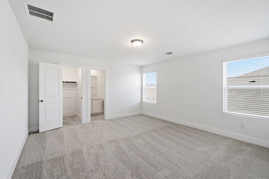 Spacious, unfurnished interior of a new home in Sunfield, Buda (Image 59).
