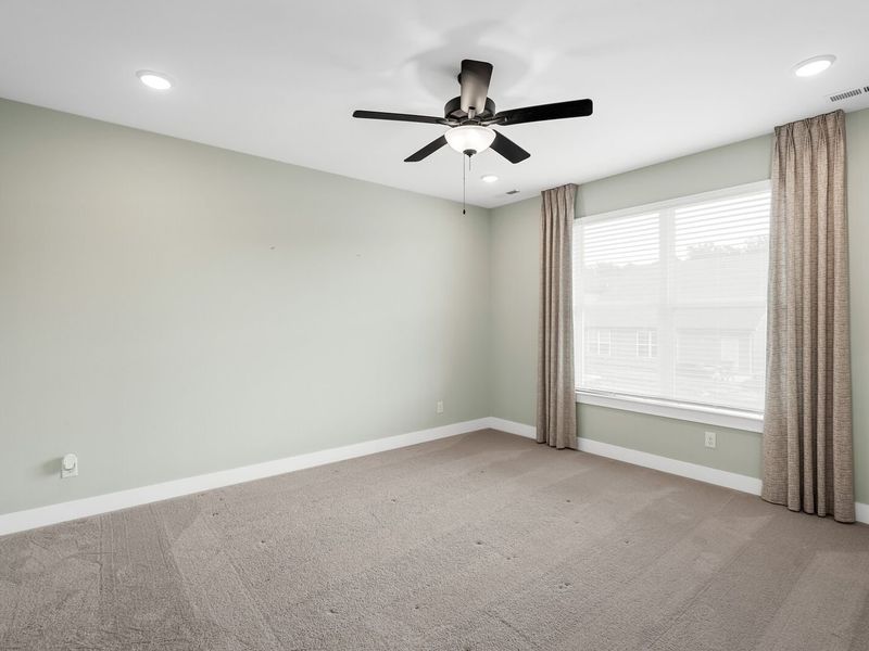 Spacious, unfurnished interior of a new home in Carellton, Gallatin (Image 39).