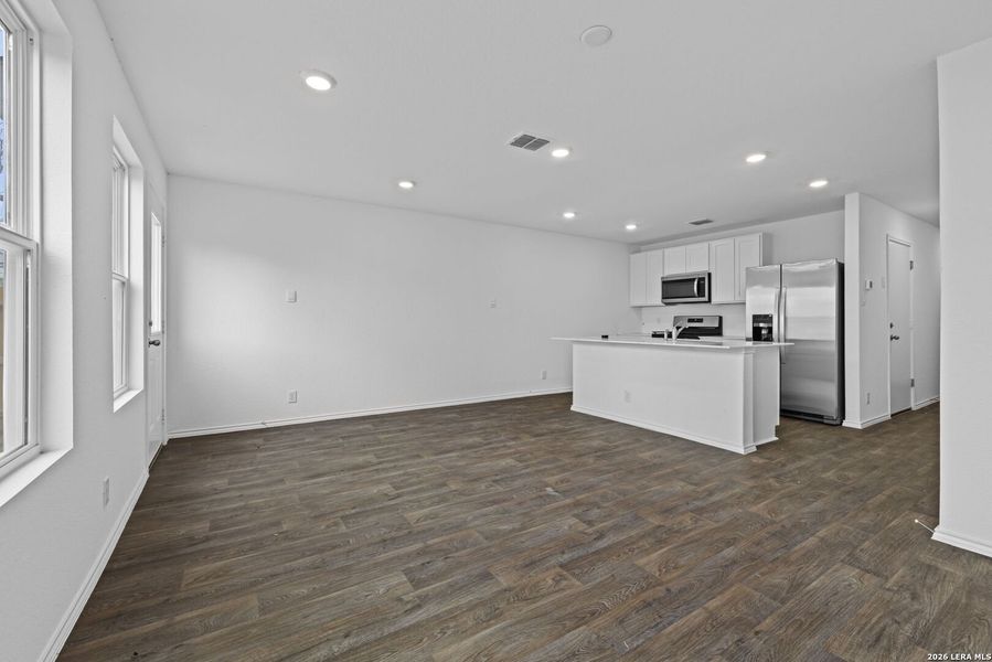 Spacious, unfurnished interior of a new home in Blue Ridge Ranch, San Antonio (Image 16).