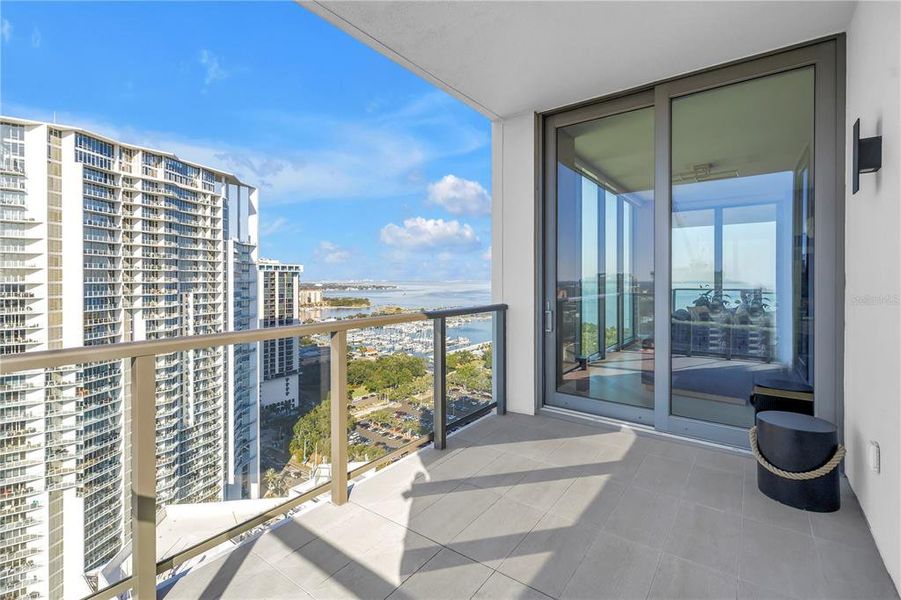Condo located in St. Petersburg, FL showcasing its design and architecture (Image 30).