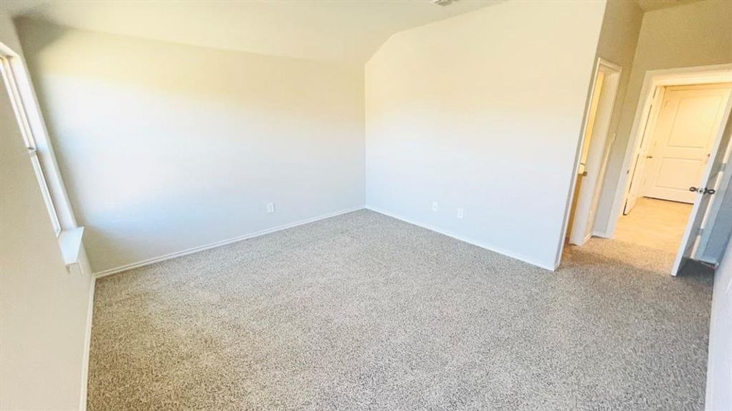 Spacious, unfurnished interior of a new home in Sunnycreek, Fort Worth (Image 8).