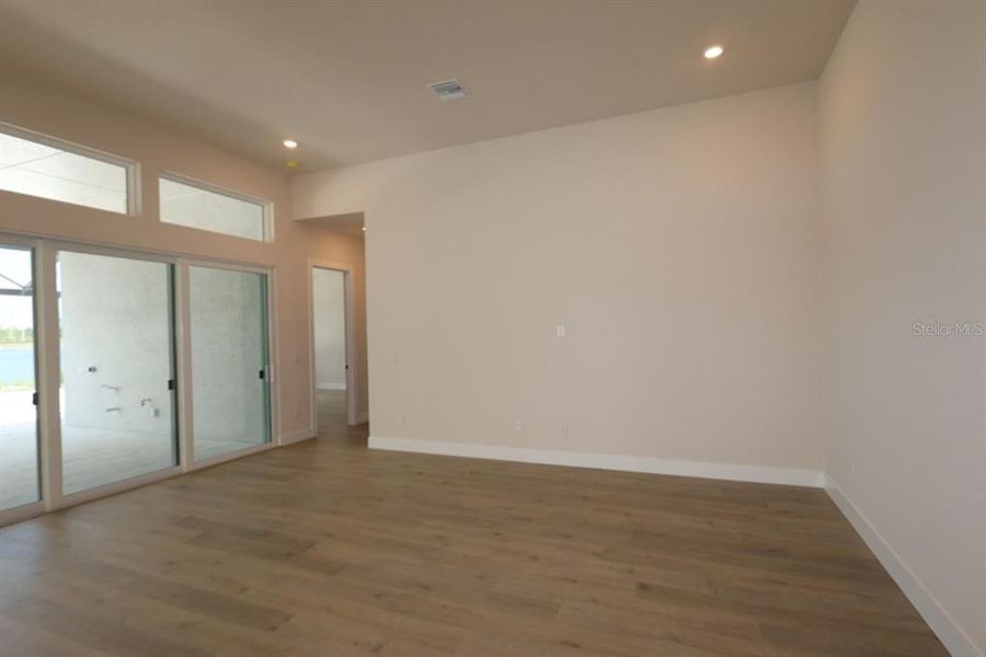 Spacious, unfurnished interior of a new home in Palmera Wellen Park – Executive Series, Venice (Image 32). Spacious, unfurnished interior of a new home in Palmera Wellen Park – Executive Series, Venice (Image 32).