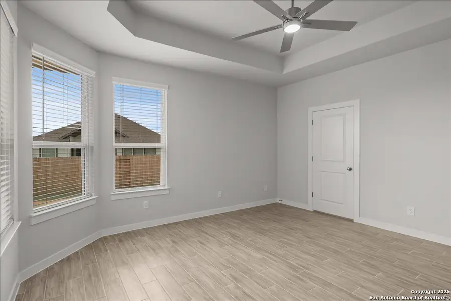 Spacious, unfurnished interior of a new home in Meyer Ranch, New Braunfels (Image 11).
