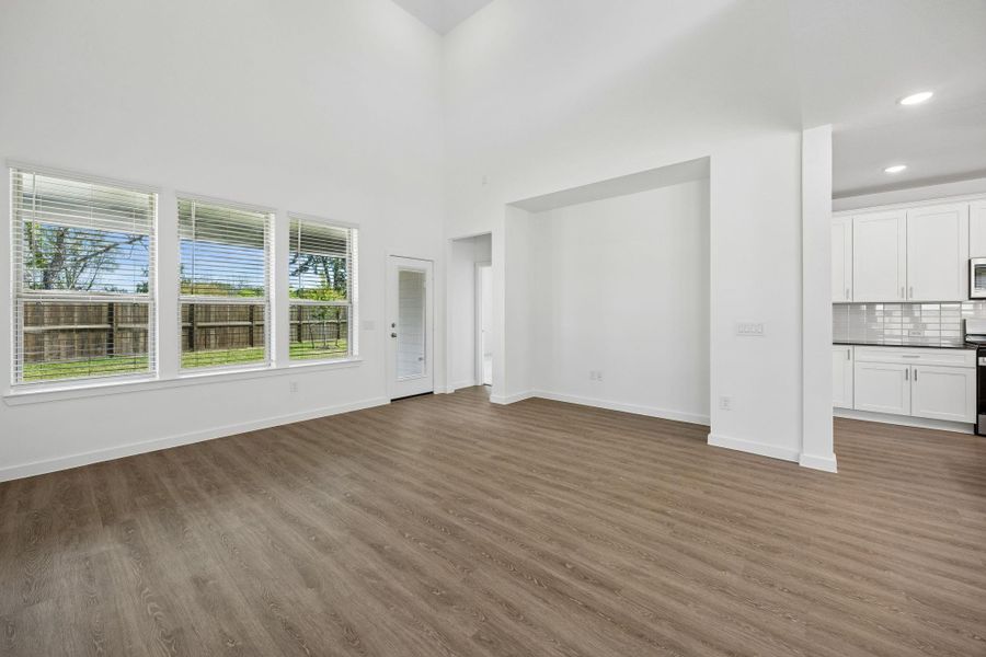 Spacious, unfurnished interior of a new home in Ellerden, Tomball (Image 17).