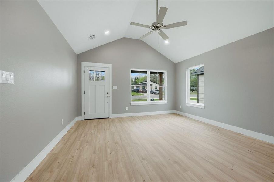 Spacious, unfurnished interior of a new home in , Sherman (Image 15).