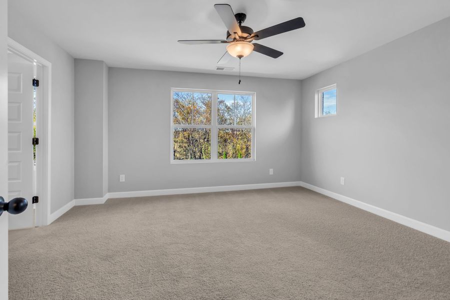 Photo of another unit. Features and selections may vary.