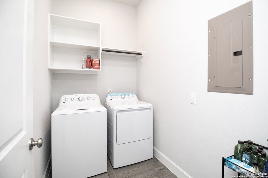 Furnished interior view inside a new home in Cibolo Canyons 50', San Antonio (Image 19). Furnished interior view inside a new home in Cibolo Canyons 50', San Antonio (Image 19).