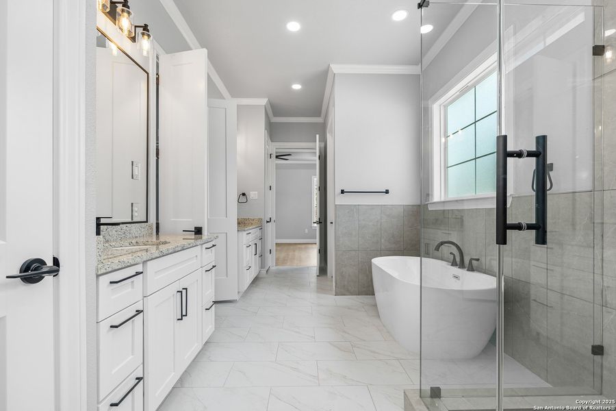 Furnished interior view inside a new home in , Bandera (Image 14).