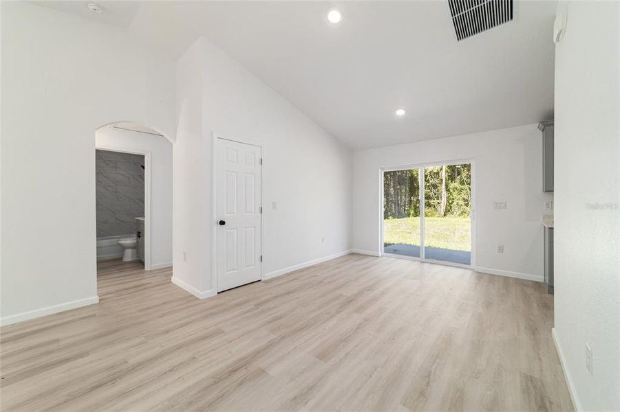 Spacious, unfurnished interior of a new home in , Ocala (Image 35).