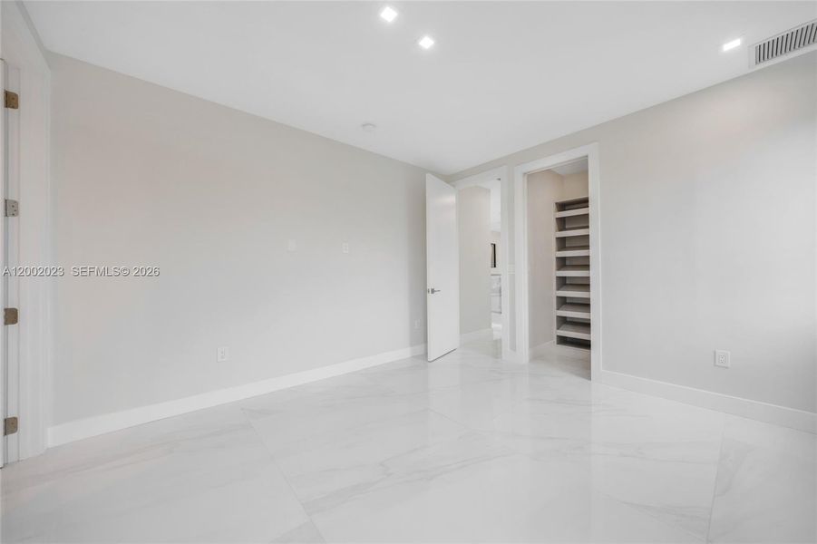 Spacious, unfurnished interior of a new home in , Fort Lauderdale (Image 21).