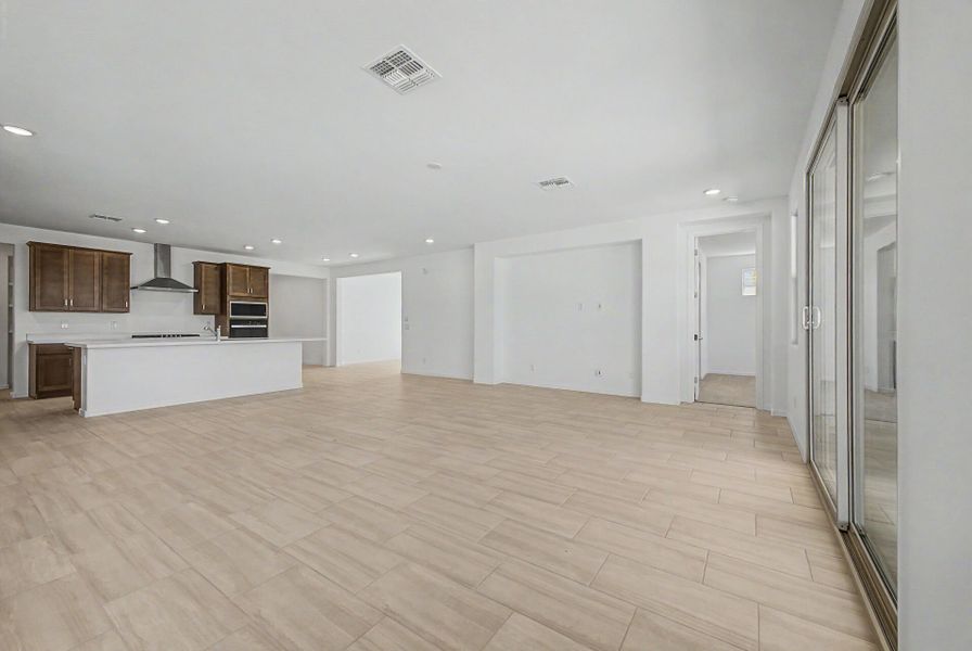 Spacious, unfurnished interior of a new home in Las Ventanas, Goodyear (Image 8).