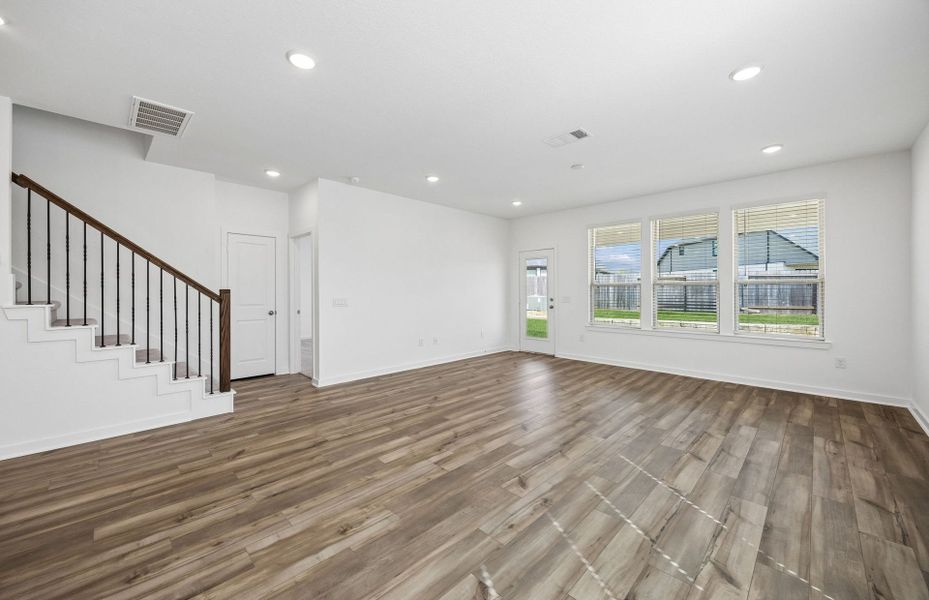 Spacious, unfurnished interior of a new home in Ellerden, Tomball (Image 18).