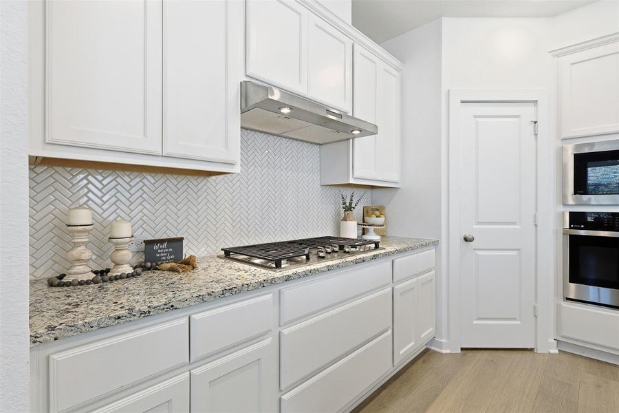 The kitchen boasts tainless steel built-in appliances and an upgraded Bosch dischwasher! The kitchen boasts tainless steel built-in appliances and an upgraded Bosch dischwasher!