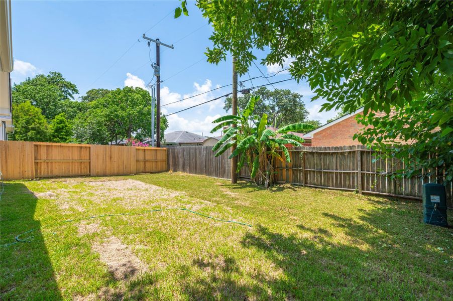 Exterior details and patio area of a home in , Texas City (Image 19).