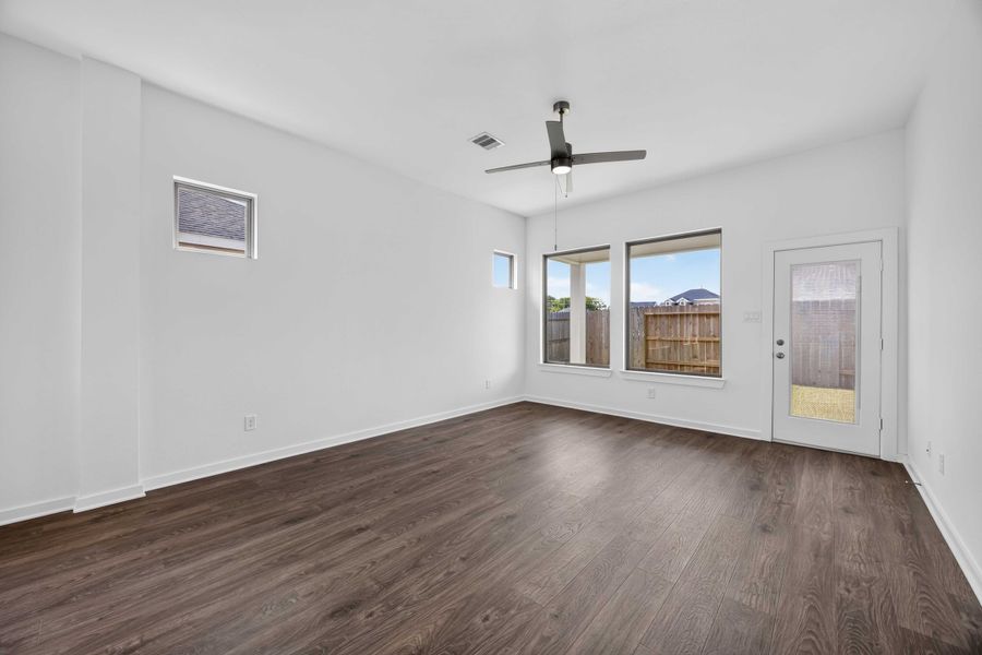 Spacious, unfurnished interior of a new home in La Segarra 40', Brookshire (Image 29).