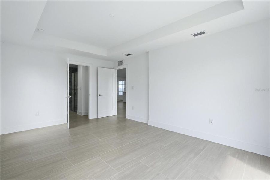 Spacious, unfurnished interior of a new home in , Cape Coral (Image 23).