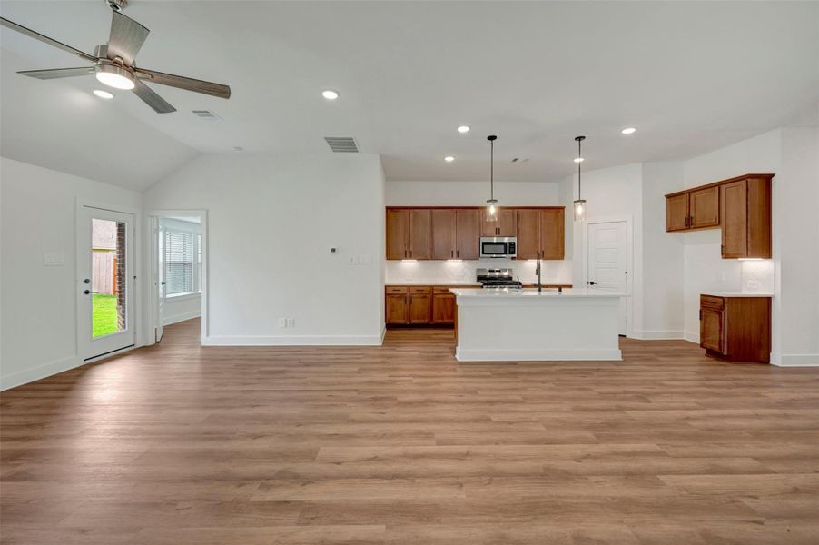 Spacious, unfurnished interior of a new home in Sorella, Tomball (Image 32).