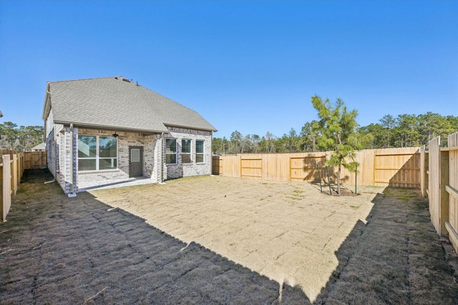 Exterior details and patio area of a home in Evergreen, Conroe (Image 21).