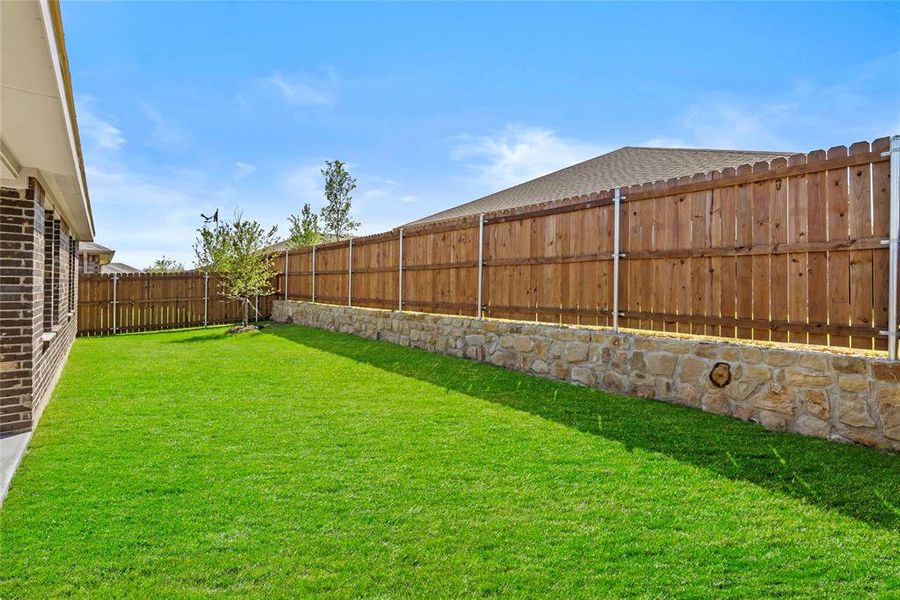 Exterior details and patio area of a home in Meadowbrook Estates, Cleburne (Image 18).