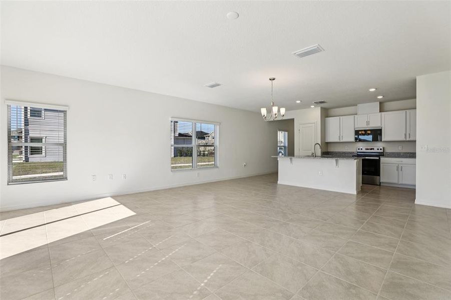 Spacious, unfurnished interior of a new home in , Lake Wales (Image 10).